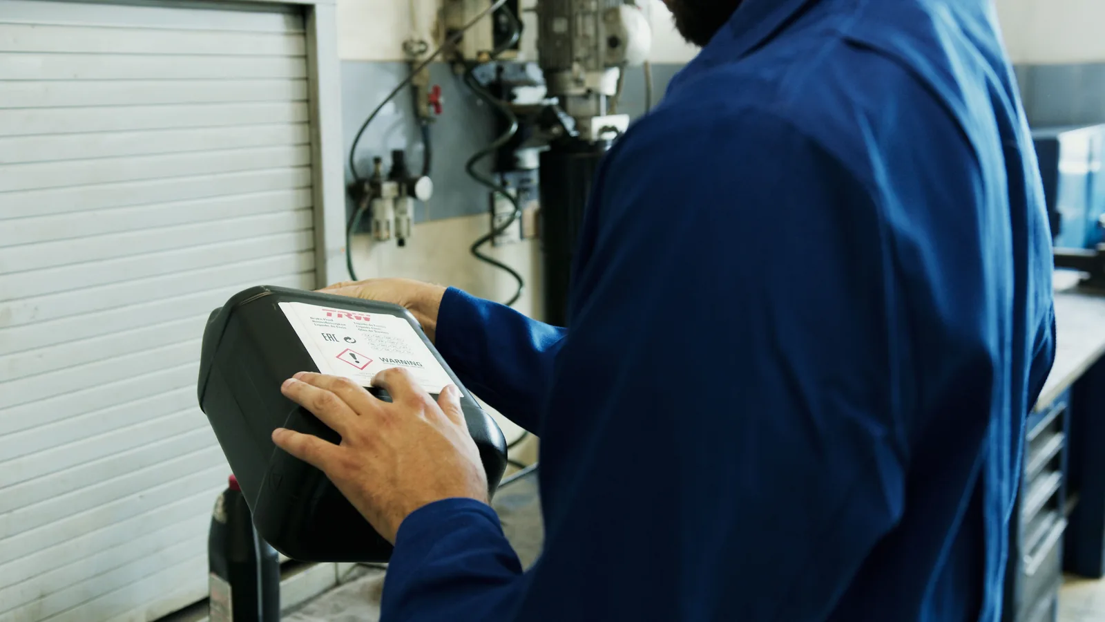 Técnico utilizando equipo de diagnóstico, imagen referencial