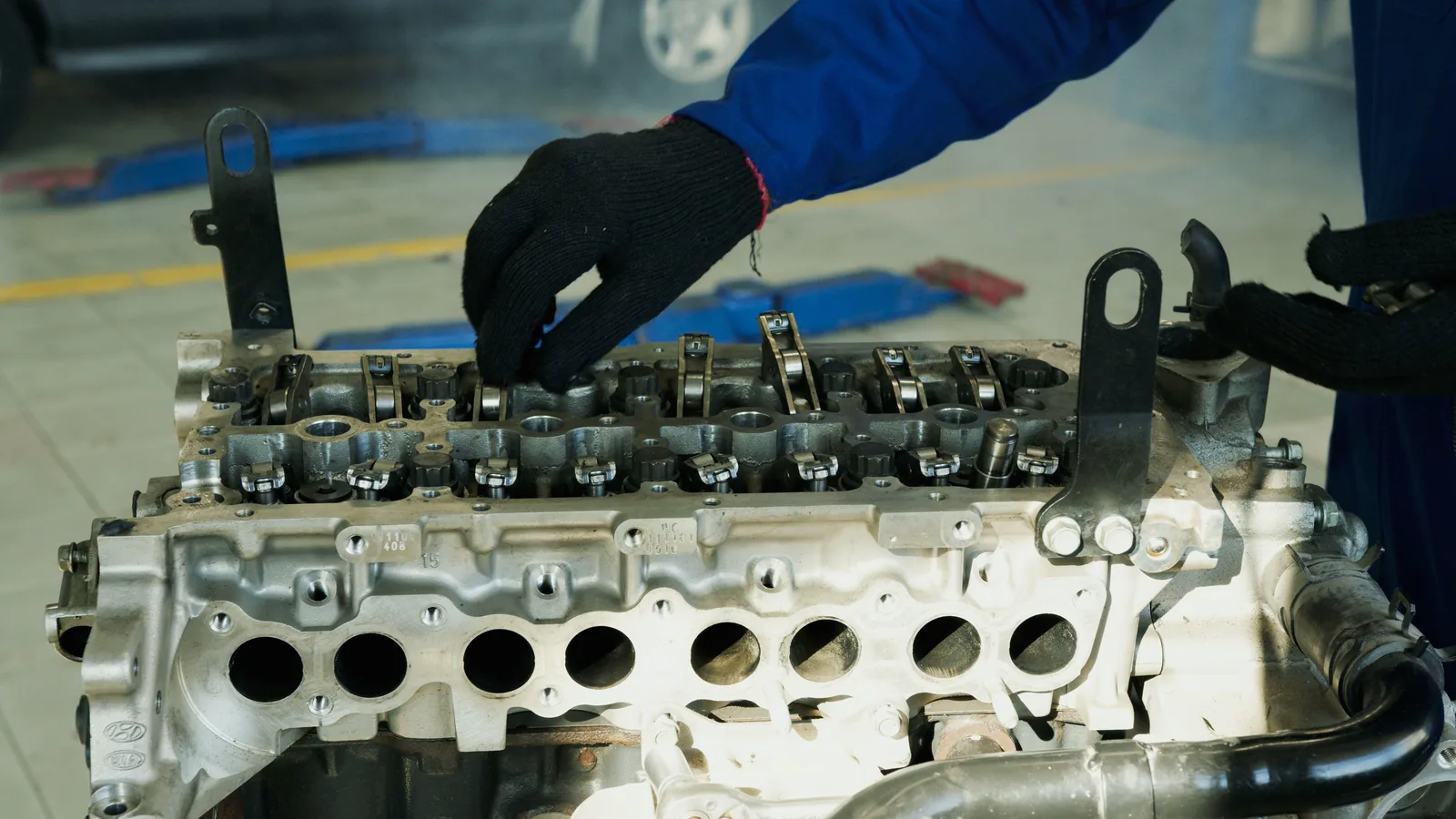 Técnico inspeccionando componentes de un motor