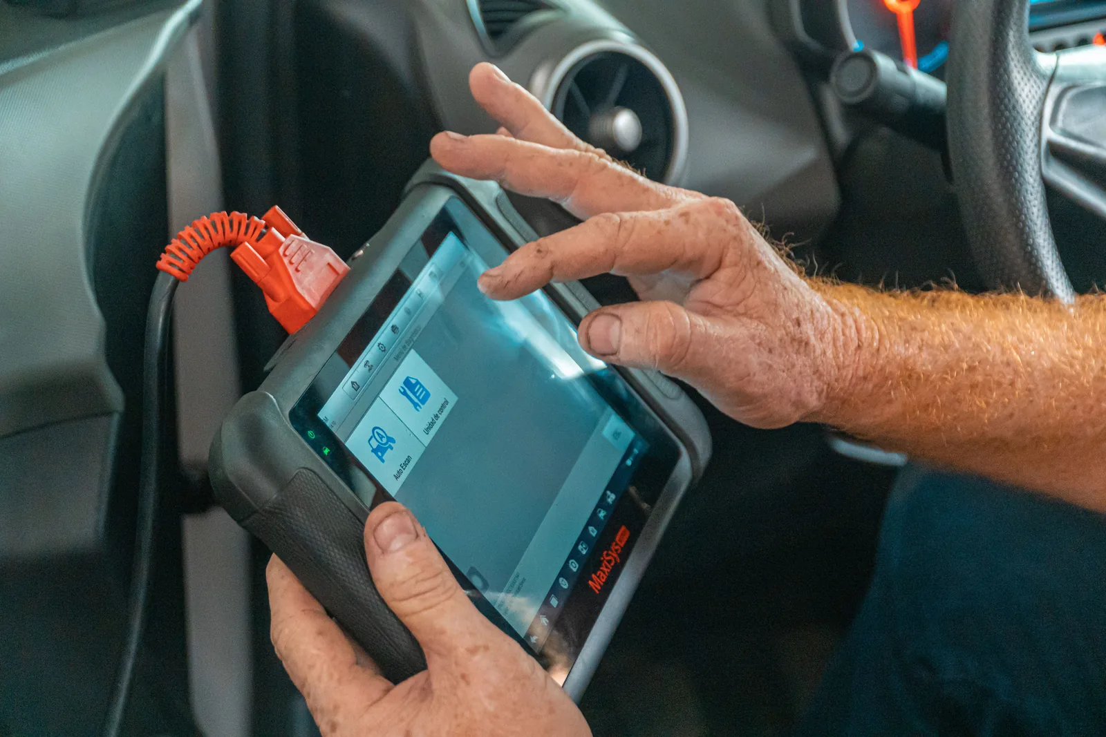 Diagnóstico automotriz con escáner, imagen referencial