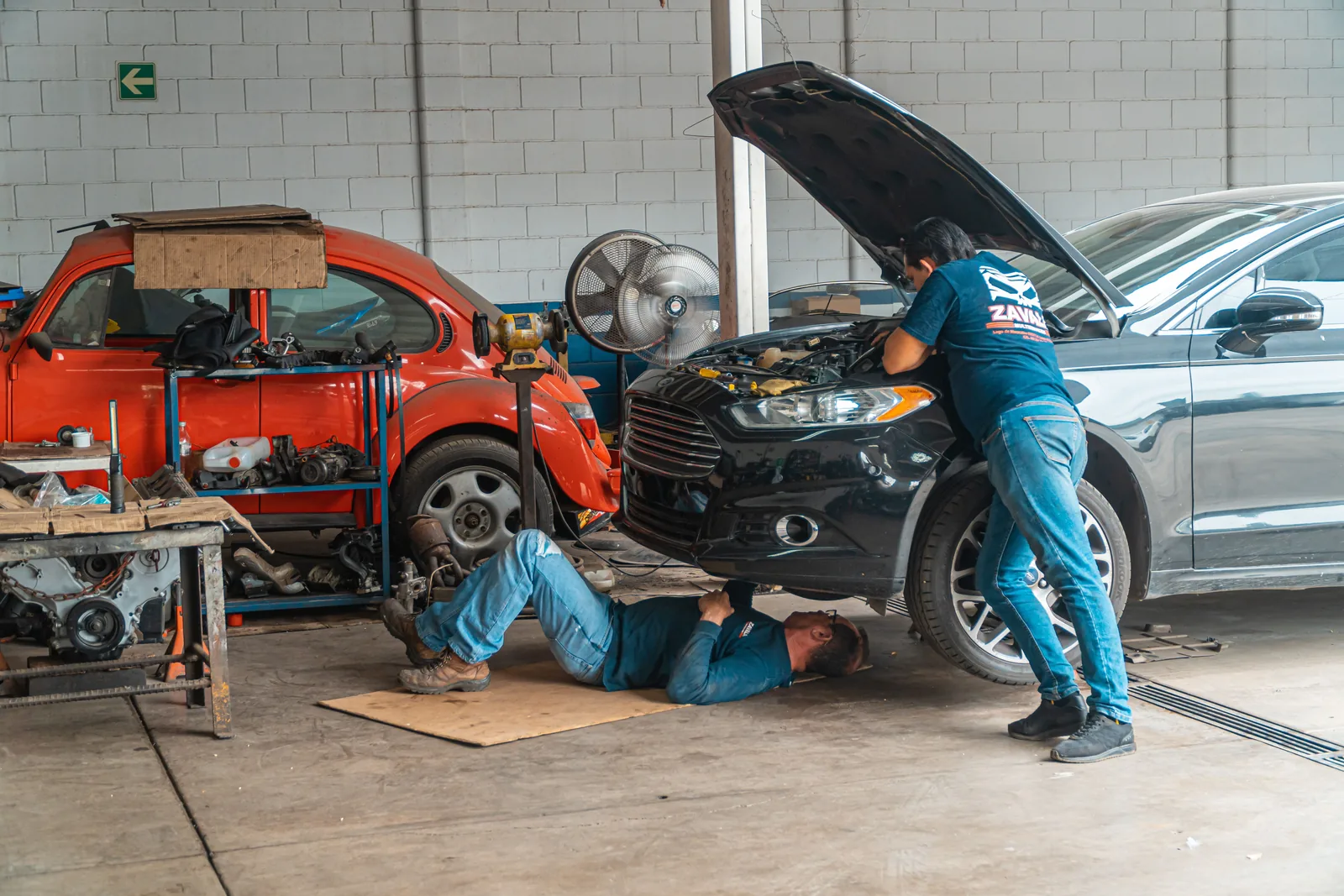 Atención mecánica en taller automotriz, imagen referencial